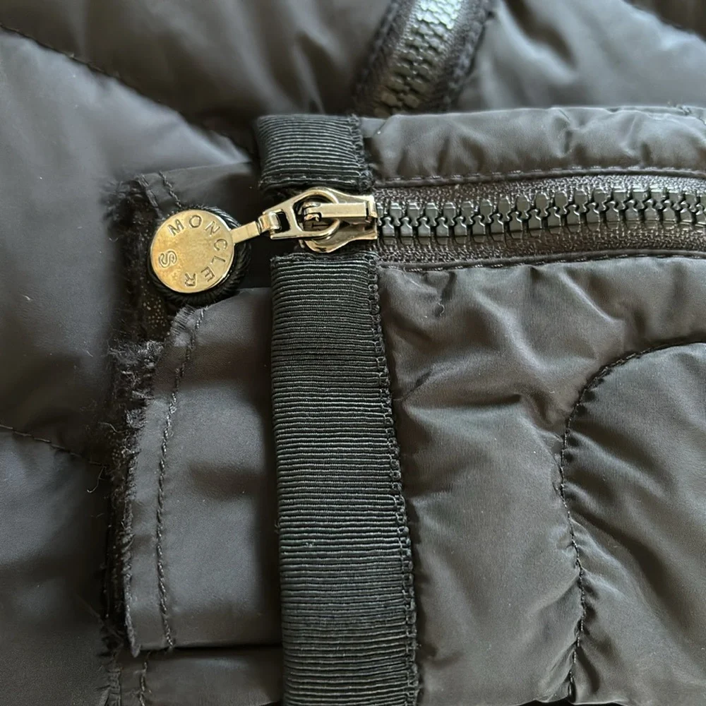 Moncler black short puffer with zip cuffs - Picture 11 of 16